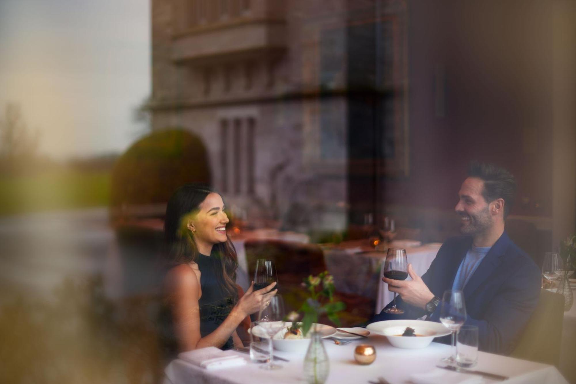Schloss Roxburghe, Part Of Destination By Hyatt Exterior foto A couple dining at a restaurant